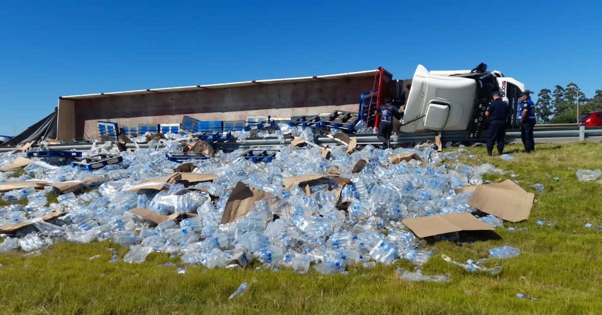 Un camión cargado de agua mineral volcó en el acceso a Federación