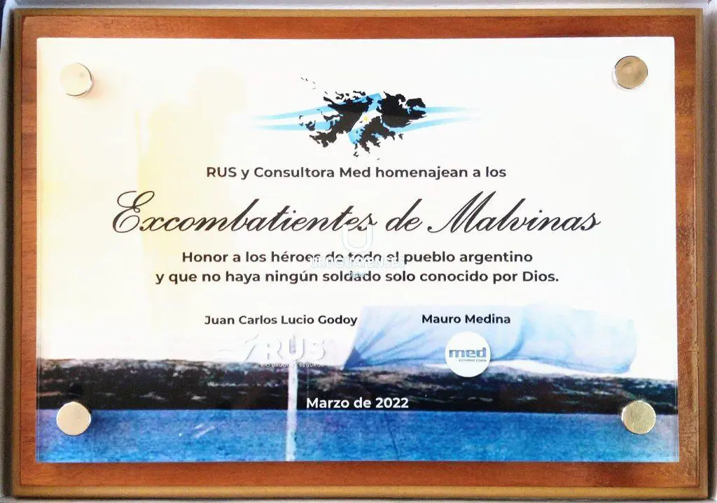 Rio Uruguay Seguros hizo entrega de una placa a los Excombatientes de Malvinas locales
