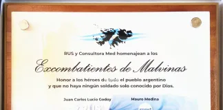 Rio Uruguay Seguros hizo entrega de una placa a los Excombatientes de Malvinas locales