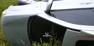 DESPISTE Y VUELCO: Una camioneta despisto y termino en la alcantarilla (MIRA EL VIDEO)