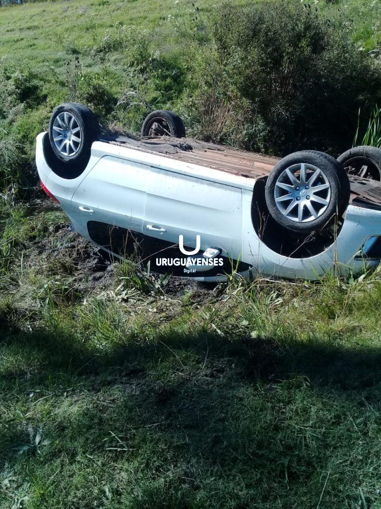 Un vehículo volcó en la Autovía Artigas