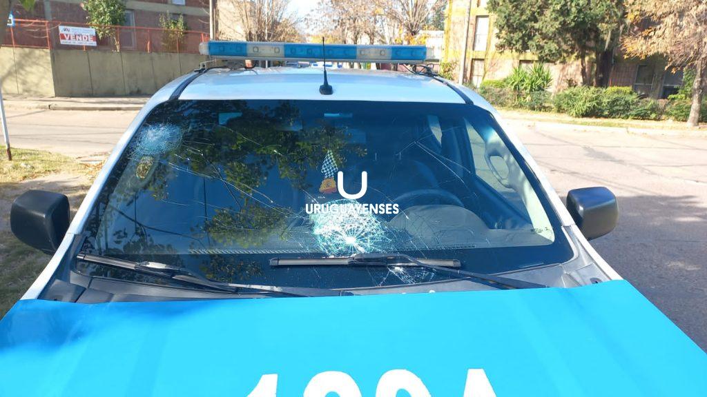 (VIDEO) Pelea de grupos, termino con un menor detenido y un patrullero dañado