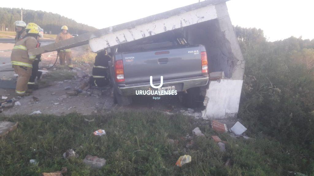 Una camioneta se incrusto en una garita en el Km 202 de la AutoVía