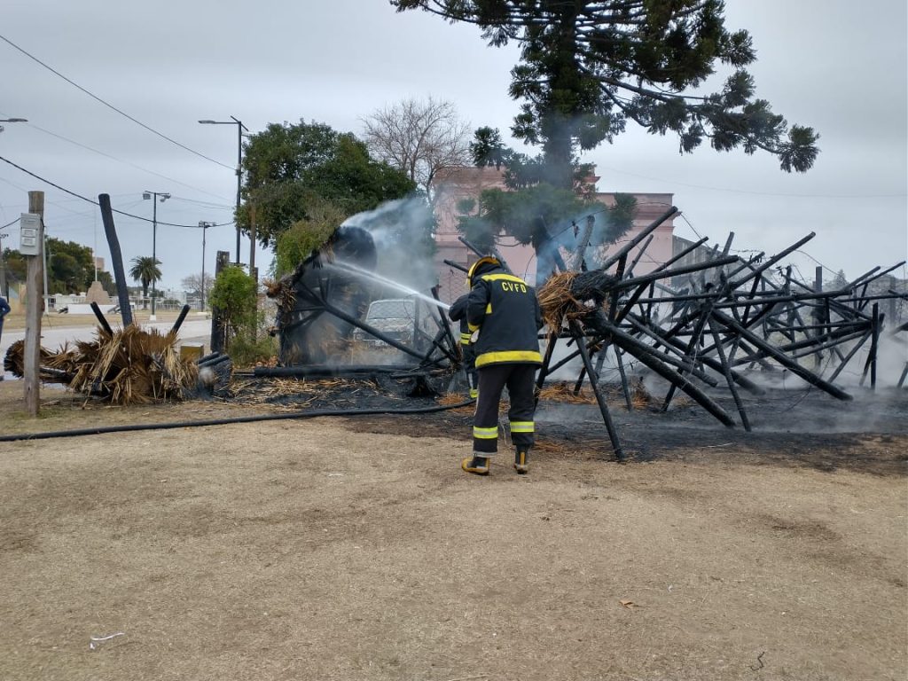 De no creer: Incendiaron las sombrillas que son utilizadas en las playas