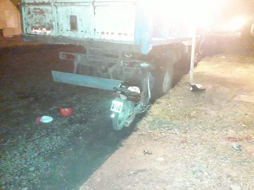 Un motociclista chocó un camión estacionado