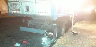 Un motociclista chocó un camión estacionado