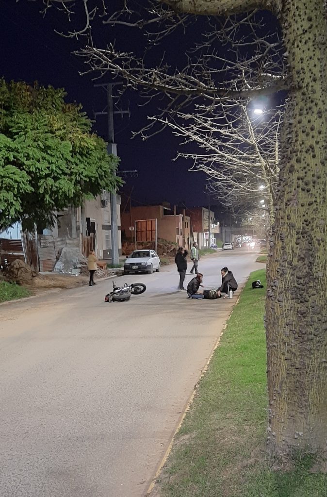 Iba en moto y se le cruzó un perro en bvard 12 de Octubre