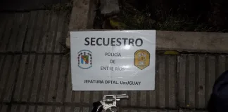 A punta de pistola asaltaron a dos mujeres que iban caminando