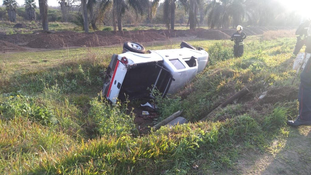 Conductor pierde el control, despista y vuelca en la ex ruta 26