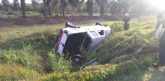Conductor pierde el control, despista y vuelca en la ex ruta 26