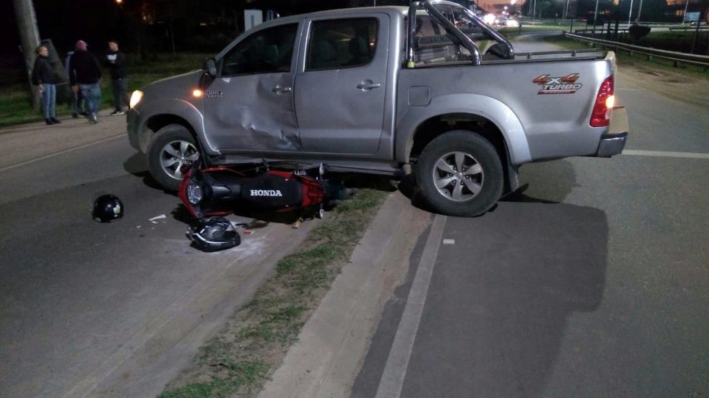 Dos jóvenes resultaron lesionados en un choque entre una camioneta y una moto