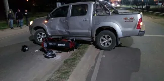 Dos jóvenes resultaron lesionados en un choque entre una camioneta y una moto