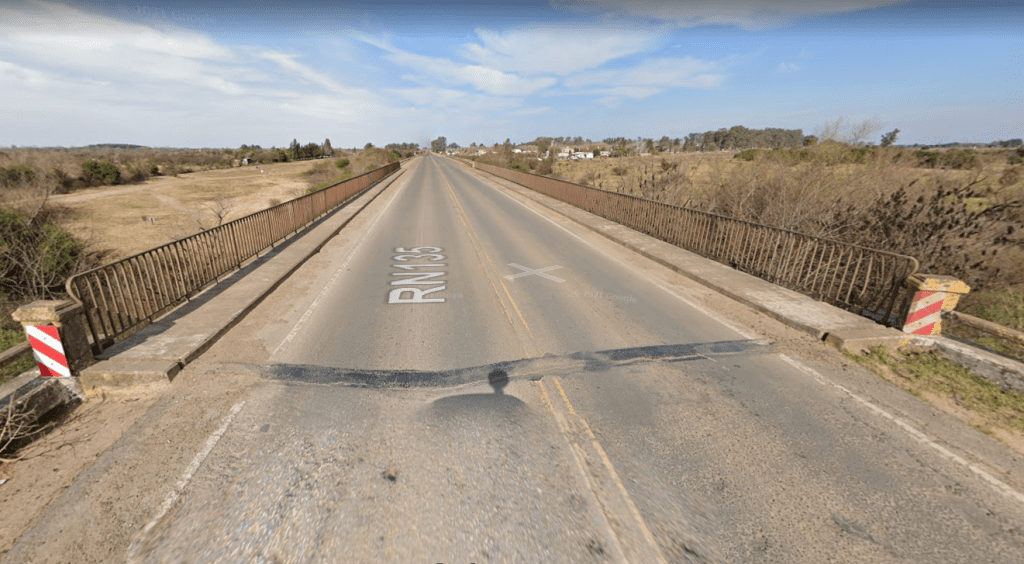 Una moto con dos ocupantes chocaron la cabecera del Puente del Arroyo la Leche