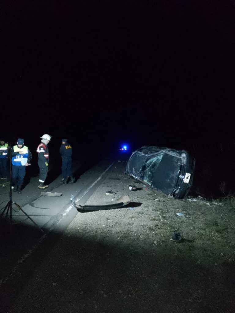 Un automóvil dio varios vuelcos, murió el conductor y una joven