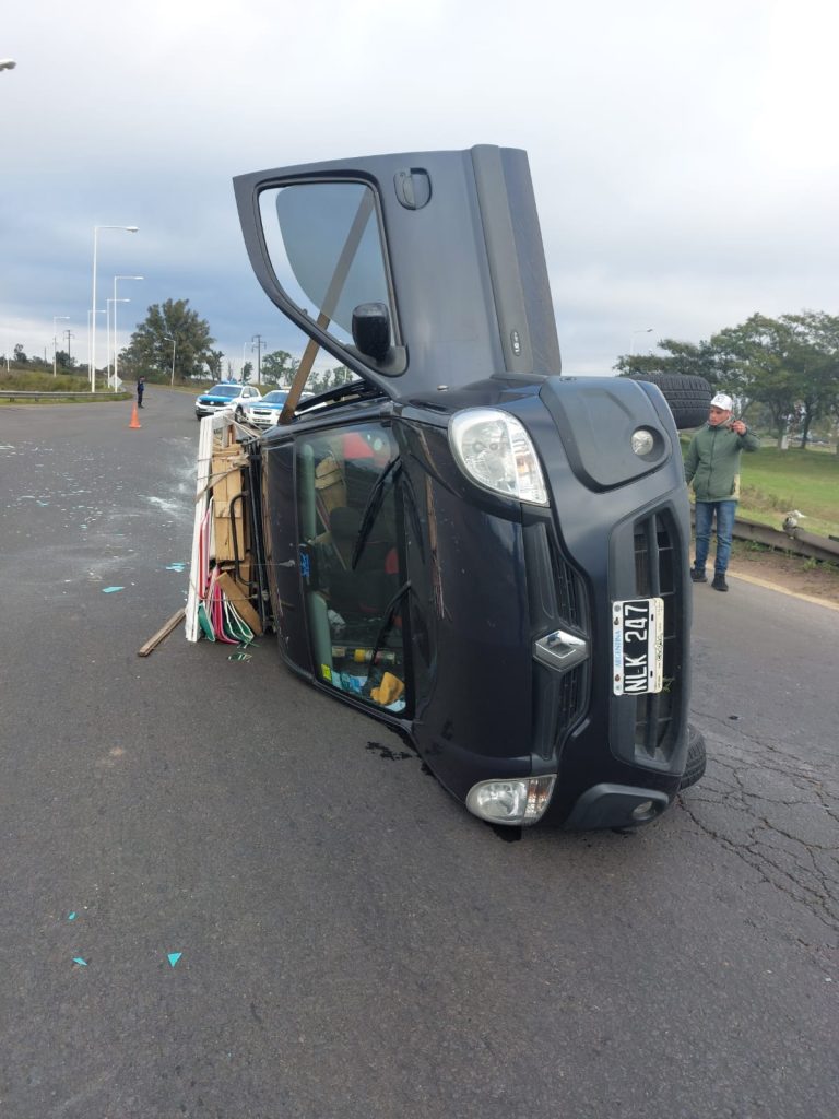 Se durmió en plena ruta  y volcó  en la rotonda acceso a federación