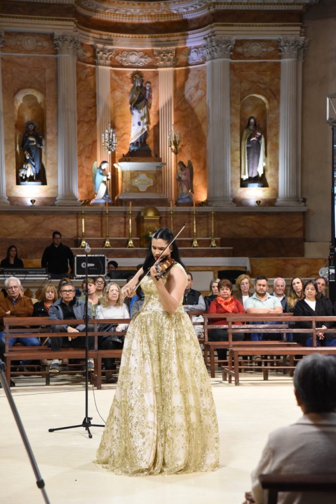 Exitoso concierto de la violista Aisha Syed Castro