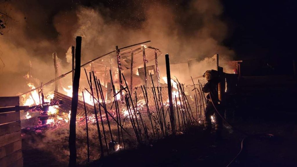 Se incendió una vivienda y dos linderas sufrieron principio de incendio