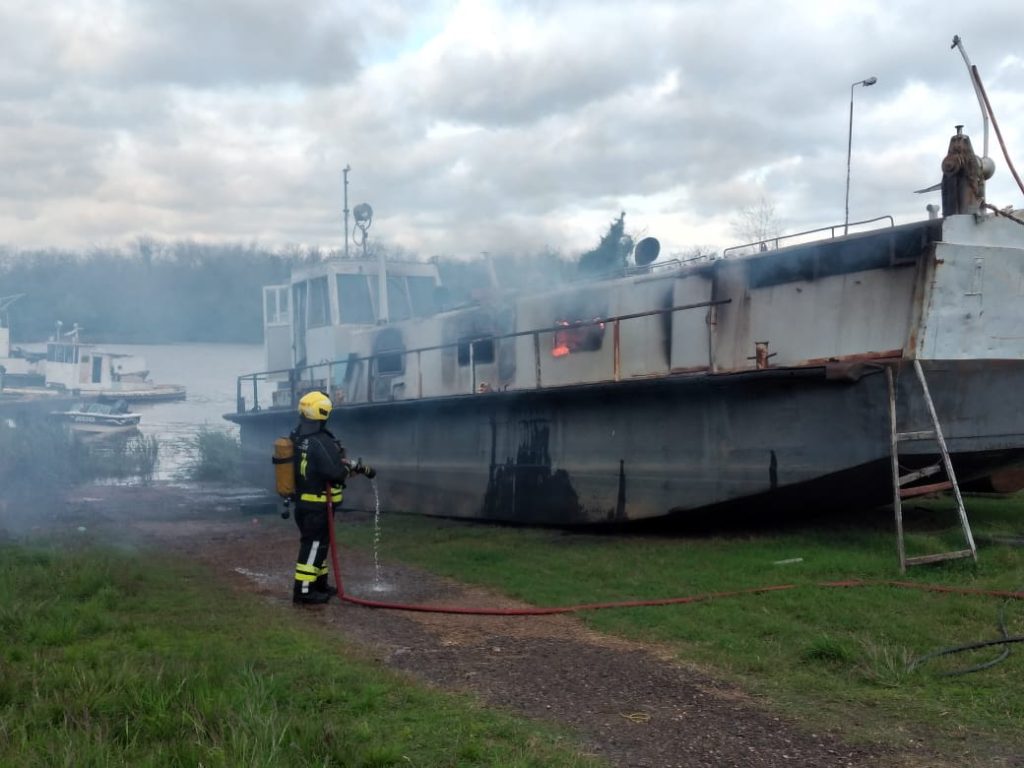 Se incendio una embarcación en zona del Ministerio