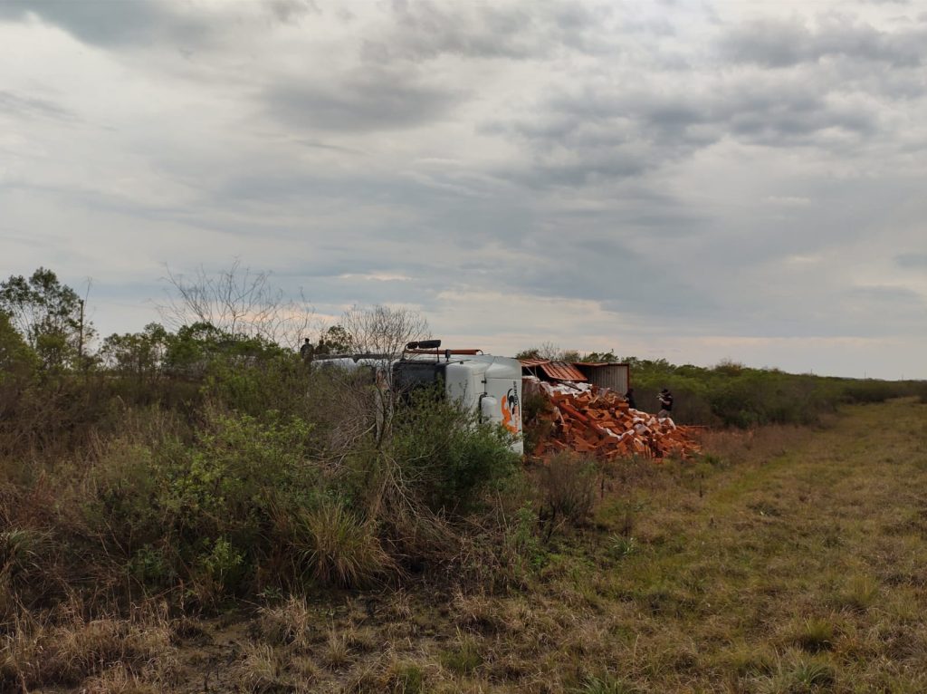 Un despiste y vuelco de un camión en ruta 2