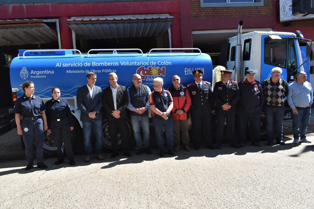 El Municipio de Colón recibió un camión cisterna para los Bomberos Voluntarios