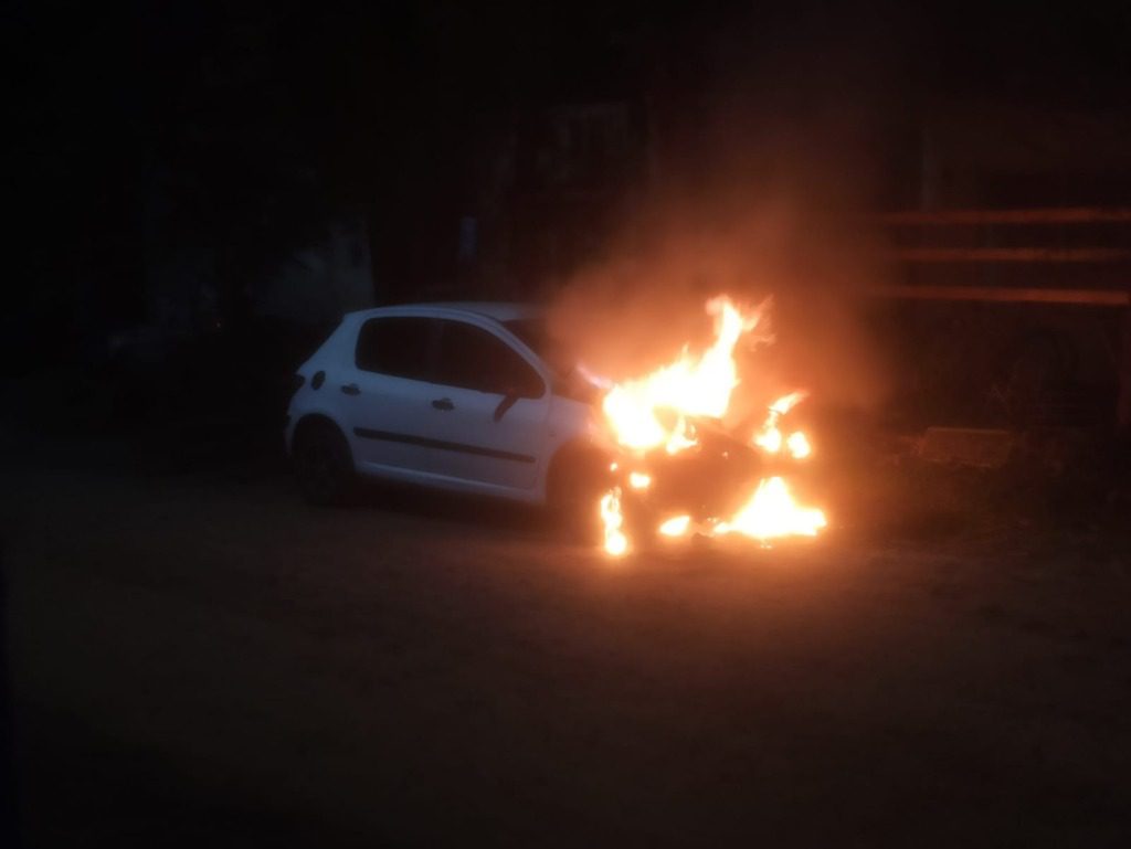 Un auto se incendio por problemas eléctricos