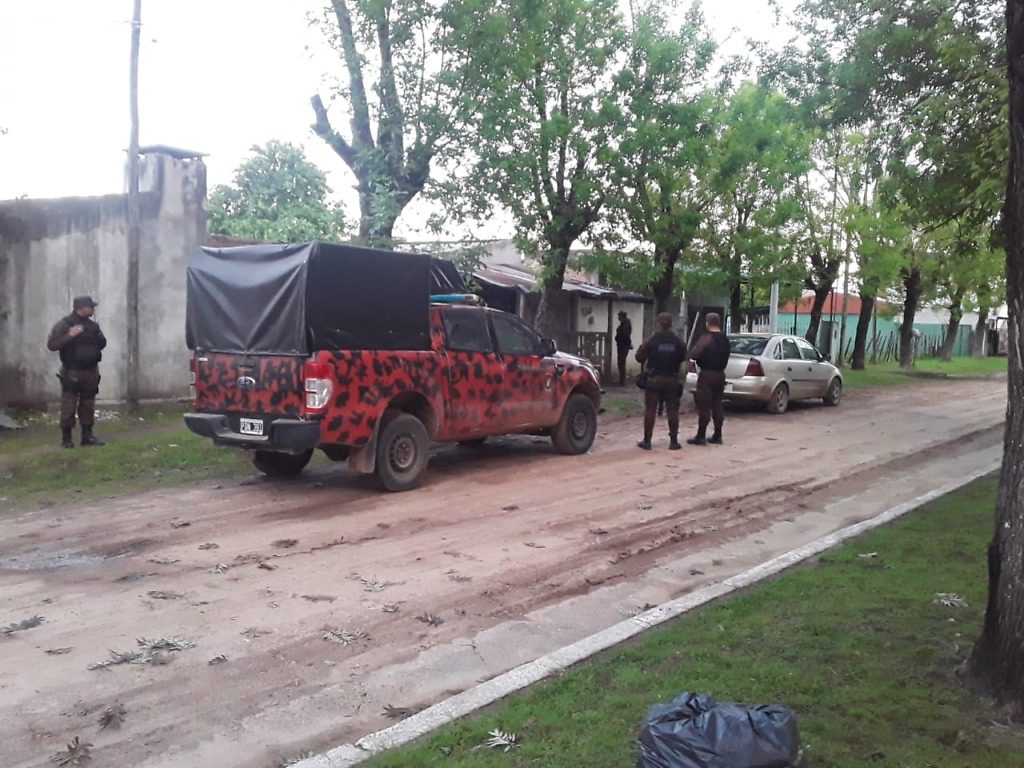 Tres allanamientos simultáneos en barrio el brillante