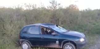 Un vehículo volcó en un camino vecinal