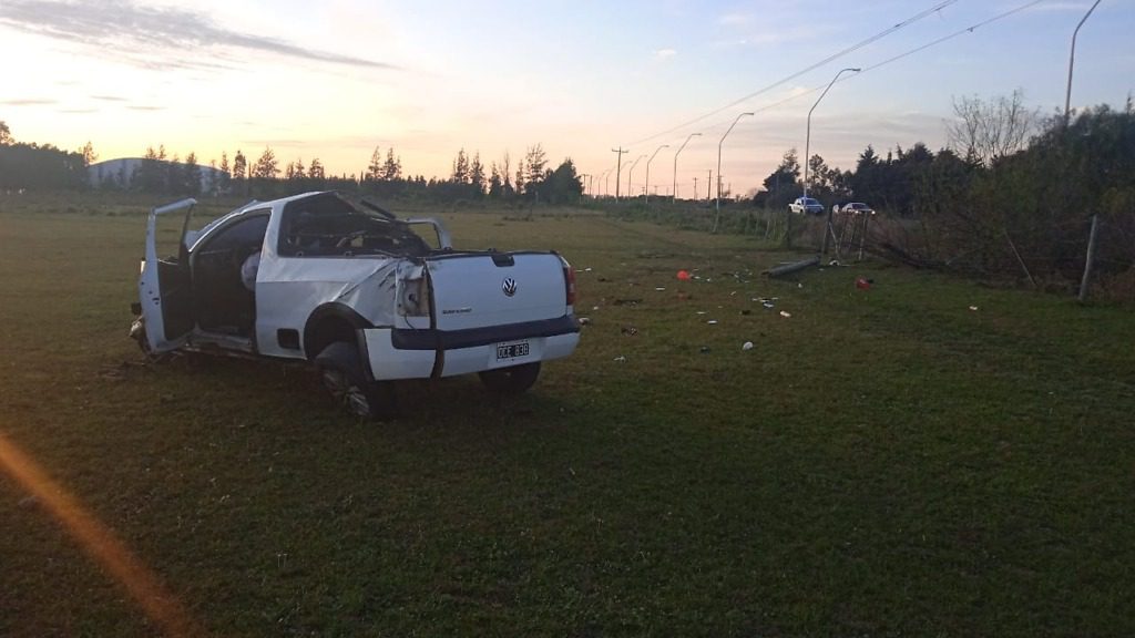 Joven chocó contra un poste y salió despedido al volcar