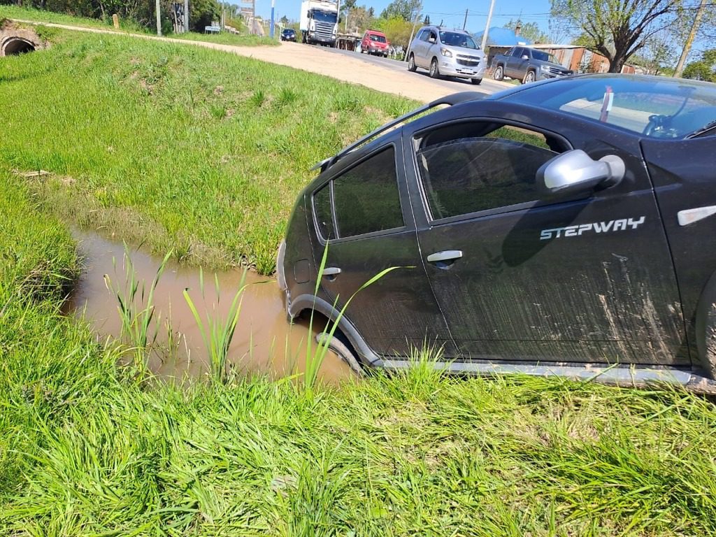 Uruguayense realizó una mala maniobra en ex Ruta 26 y se cayó en una zanja
