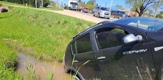 Uruguayense realizó una mala maniobra en ex Ruta 26 y se cayó en una zanja