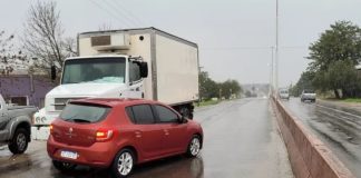 (VIDEO) Un camión y un auto chocaron en el acceso