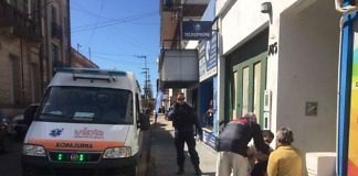 Caminaba por el centro, la golpeó el portón de un garage