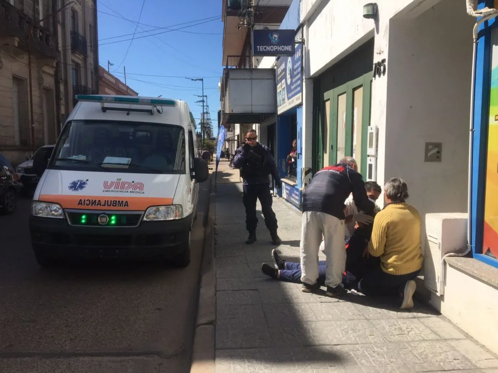 Caminaba por el centro, la golpeó el portón de un garage