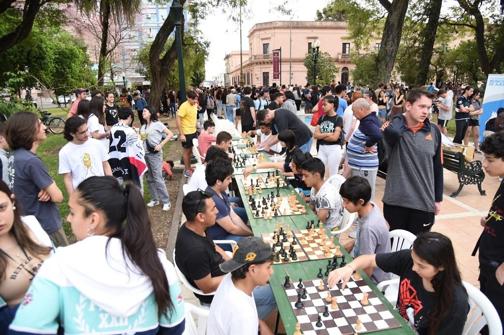 La estudiantina comenzó con un gran éxito