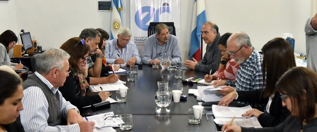 La provincia aumentó la oferta a los estatales y propuso incrementar las asignaciones familiares