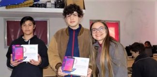 Entregaron tablets a jóvenes que se capacitan en programación