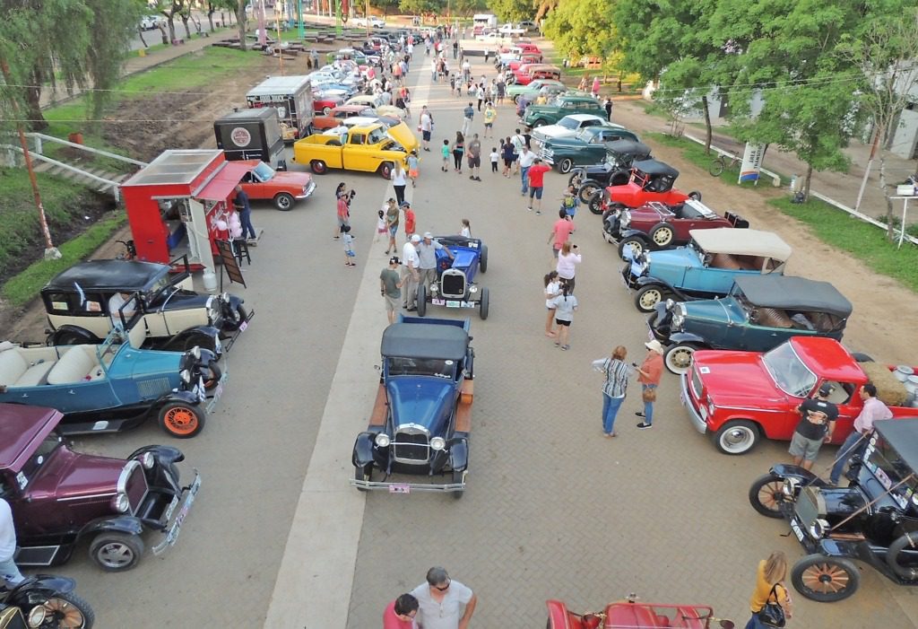 Se realiza el 10º Encuentro de Autos de Época «Ciudad de Chajarí»