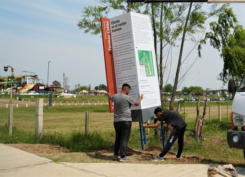 Se coloca cartelería turística en distintos puntos de la Ciudad de Colón