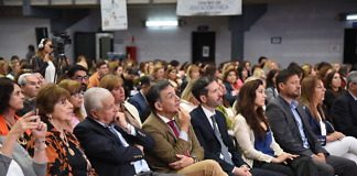 Multitudinaria convocatoria en el inicio del VII Congreso de Educación
