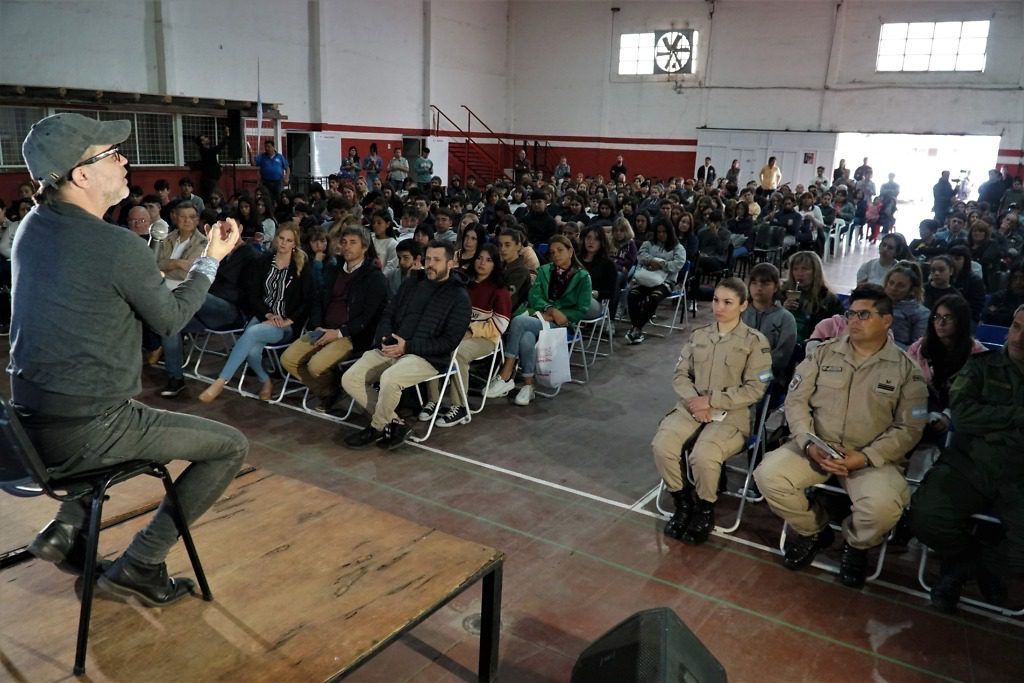 Gastón Pauls brindó una multitudinaria y sentida charla en Colón