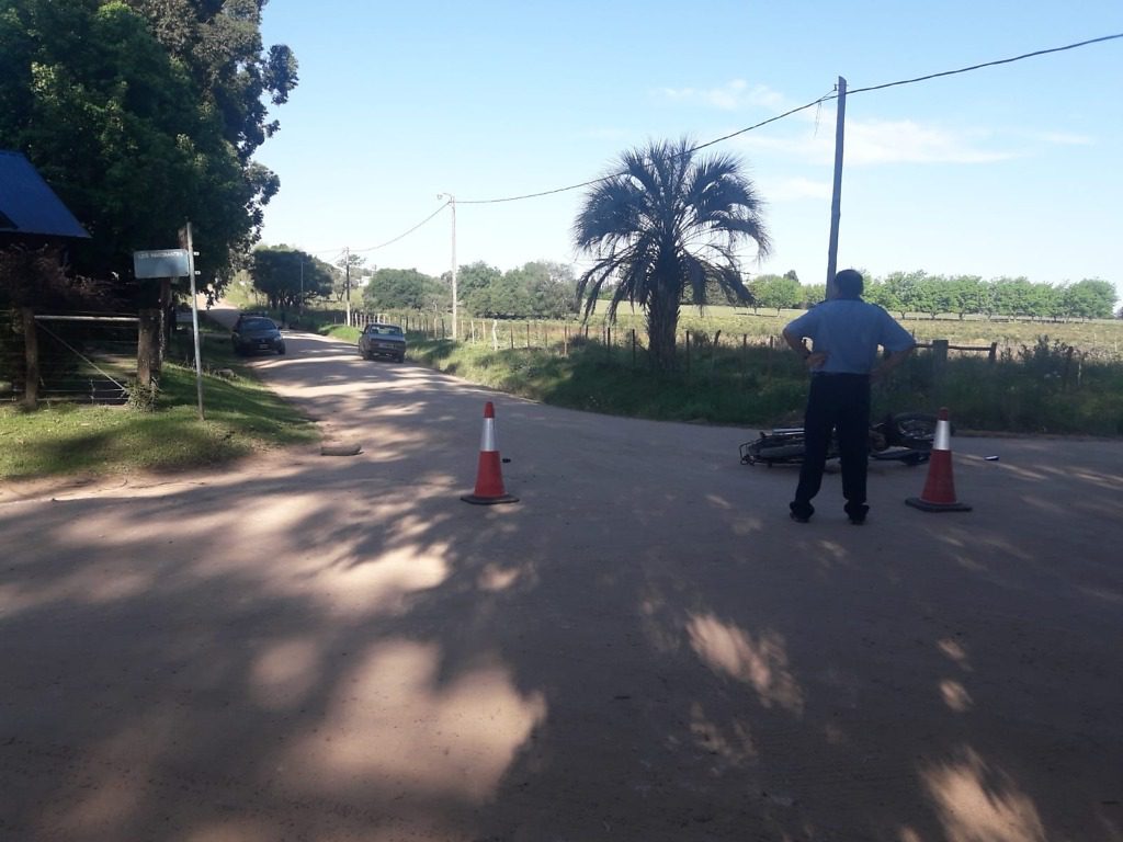Dos jóvenes que iban en una moto resultaron con lesiones graves en un accidente