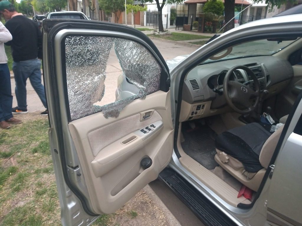Viale: Rompió el vidrio de una camioneta y se robó una mochila que contenía más de 60mil pesos