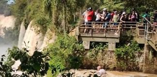 Misiones: Se viralizó una foto que sería del momento en el que un hombre cayó al agua en las Cataratas del Iguazú