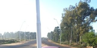 Joven se llevó puesto un poste de alumbrado