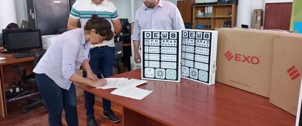 Distribuyen computadoras y optotipos en establecimientos sanitarios de los departamentos Uruguay, Tala y Federación