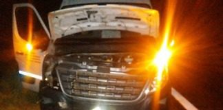 Un minibús con integrantes del club Regatas impacto con una rueda de un camión que se le desprendió