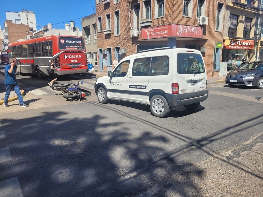 Una camioneta chocó una mujer embarazada que circulaba en moto