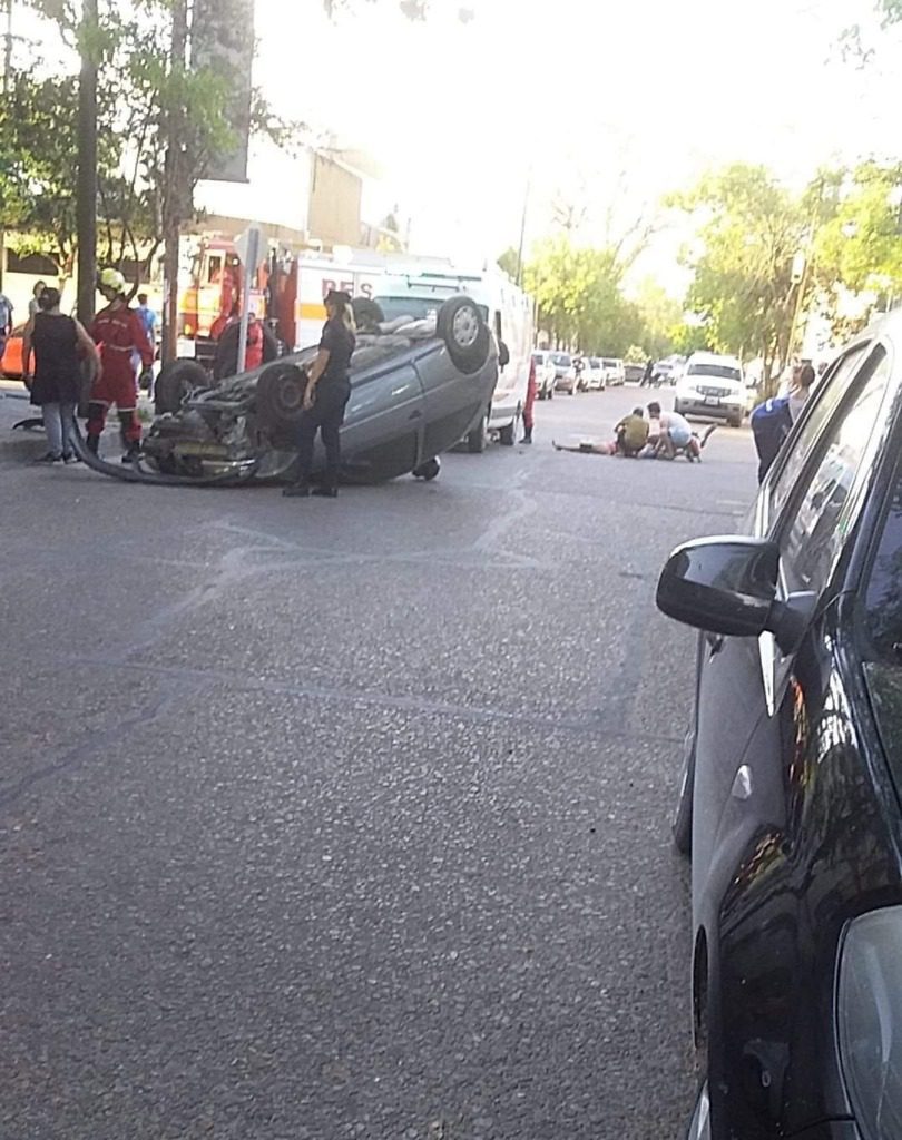 Sorprendente choque y vuelco entre una moto y un auto