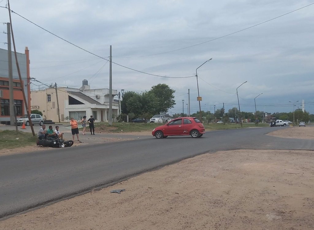 Un auto intento cruzar la avenida uncal y chocó una moto