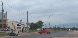 Un auto intento cruzar la avenida uncal y chocó una moto